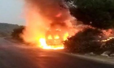 Mersin’in Tarsus ilçesinde bir minibüs, yangında küle döndü.