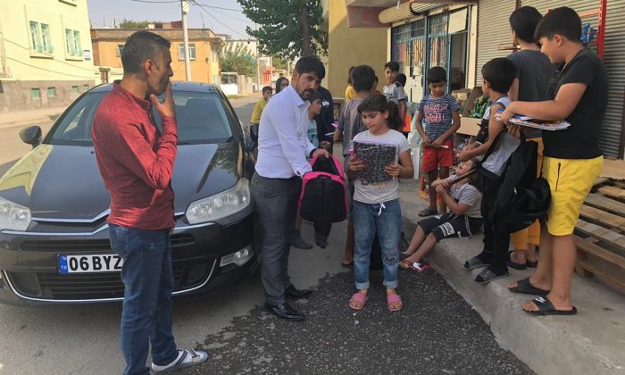 Aziz Akkuş ve Hüseyin Beyoğlu Fakir Çocukları Sevindirdiler