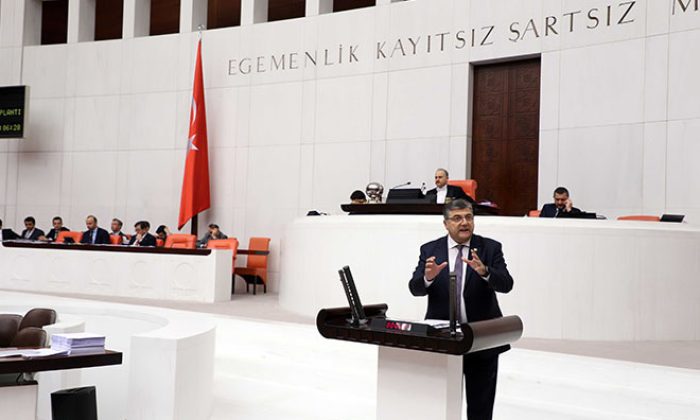 CHP İzmir Milletvekili Kamil Okyay Sındır Sayıştay raporlarına yansıyan yolsuzluklara ve usulsüzlüklere dikkat çekti.