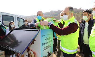 Bursa’nın 150 ayrı noktasına dağılan 180 kişilik gönüllüler ordusu, sokak hayvanlarına yem dağıtımı yaptı.