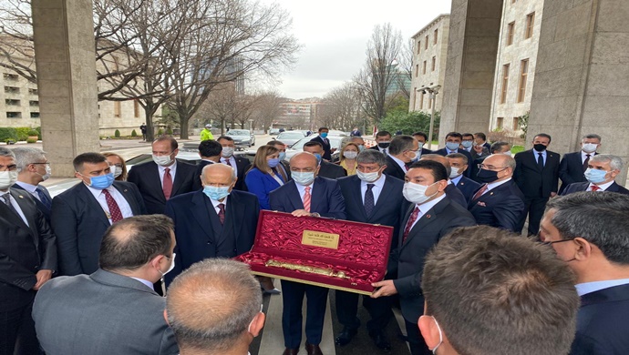 Başkan Özyavuz , Kabe’ i Şerifin anahtarını Genel Başkan Bahçeli’ye arz etti