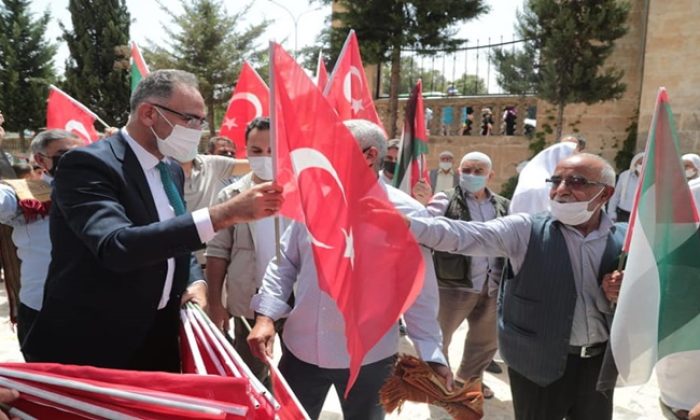 BAŞKAN KUŞ, VATANDAŞLARA TÜRK VE FİLİSTİN BAYRAĞI DAĞITTI