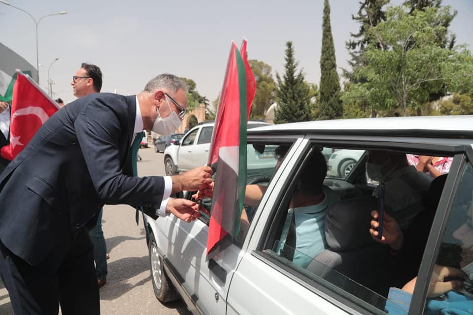 Bir 1 kişi, ayakta, araba ve açık hava görseli olabilir