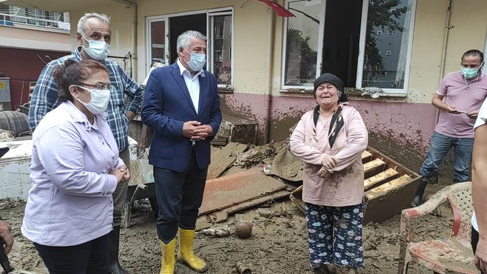 Bir 4 kişi, ayakta duran insanlar, ayakkabı ve açık hava görseli olabilir