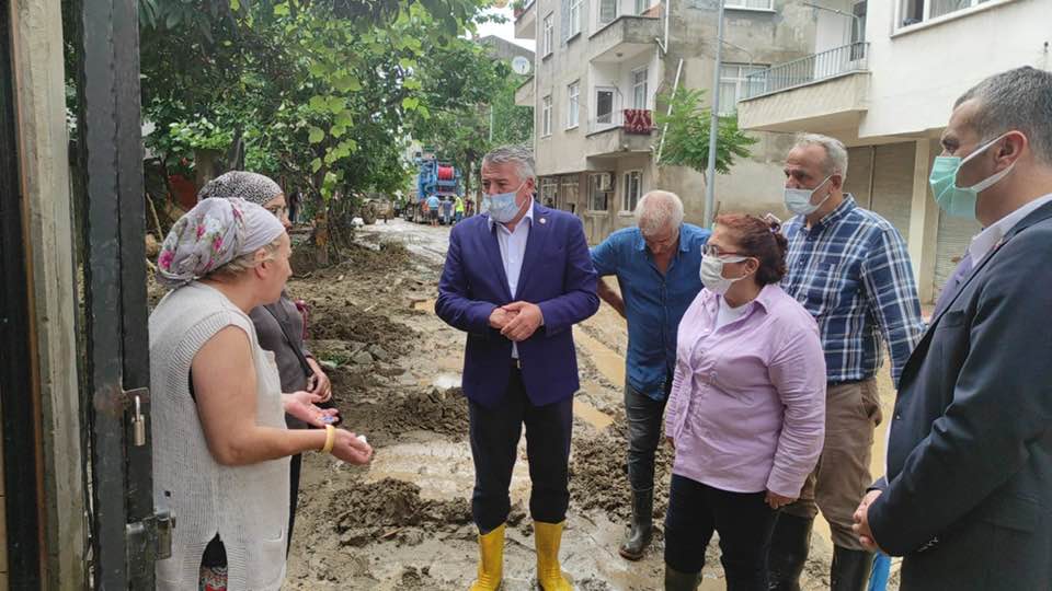 Bir 2 kişi, ayakta duran insanlar ve açık hava görseli olabilir