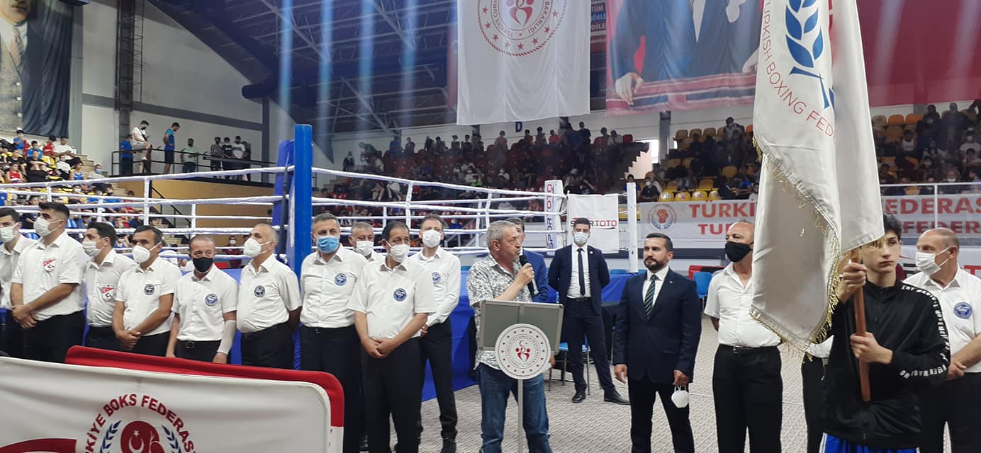 Bir 6 kişi, ayakta duran insanlar, iç mekan ve şunu diyen bir yazı 'IRKISH BOXING FED TURKİ TU EDERA ٠' görseli olabilir