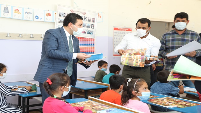 BAŞKAN ÖZYAVUZ’DAN MİNİKLERE İLK GÜN HEDİYESİ