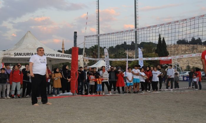 BAŞKAN BEYAZGÜL GENÇLERLE PLAJ VOLEYBOLU OYNADI