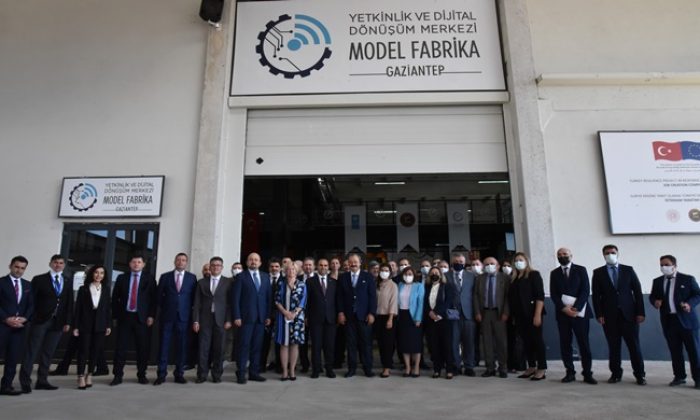 SANAYİCİLERİMİZİN MODEL FABRİKALARDAN YARARLANMALARI GEREKİYOR