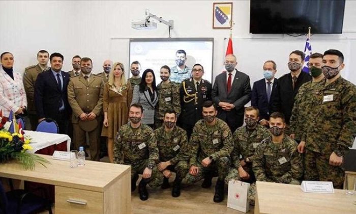 Bosna Hersek Silahlı Kuvvetleri personelinin eğitim aldığı okulun yeni dersliğinin açılışı
