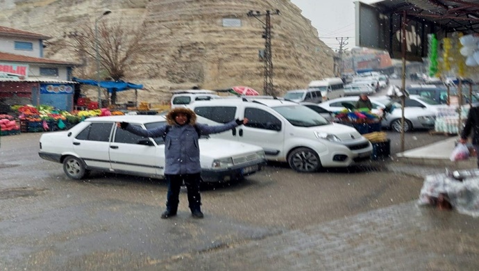 BİRECİK İLÇESİNDE KAR YAĞMAYA BAŞLADI