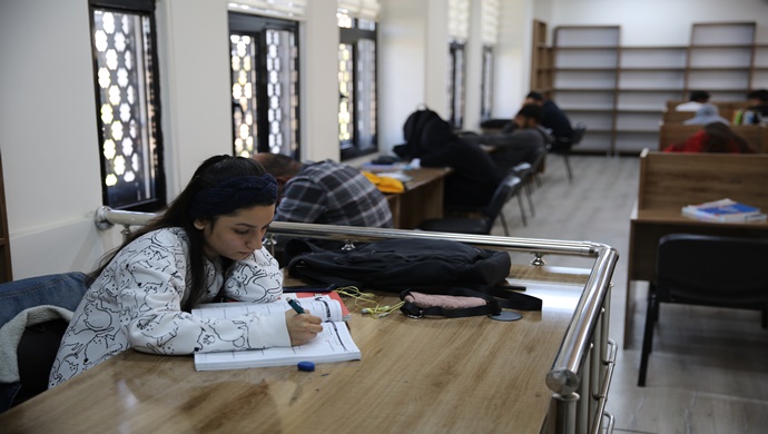KARAKÖPRÜ’DE ÖĞRENCİLER SINAVLARA OKUMA SALONLARINDA HAZIRLANIYOR