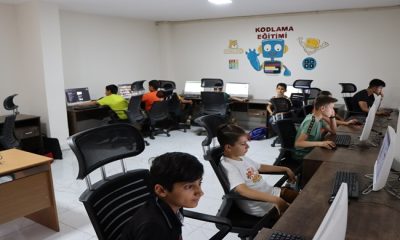 Şanlıurfa Büyükşehir Belediyesi Halfeti Gençlik Merkezindeki çocuklara robotik kodlama eğitimi veriliyor
