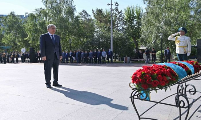 Мемлекет басшысы Саяси қуғын-сүргін және ашаршылық құрбандарының рухына тағзым етті