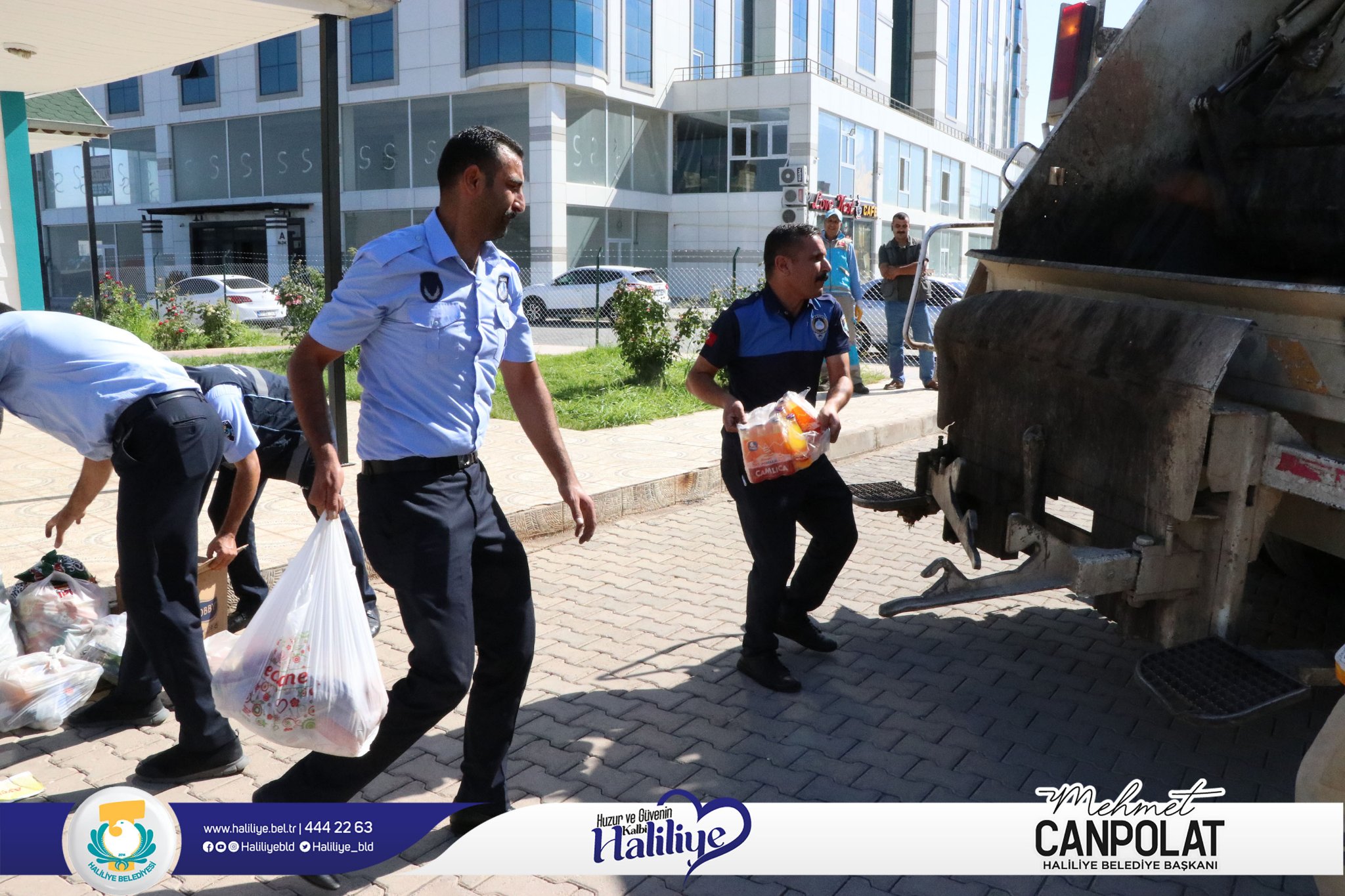 Bir 4 kişi, ayakta duran insanlar ve açık hava görseli olabilir