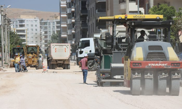 ŞENEVLER MAHALLESİNDE ASFALT ÖNCESİ ZEMİN SAĞLAMLAŞTIRMA ÇALIŞMASI