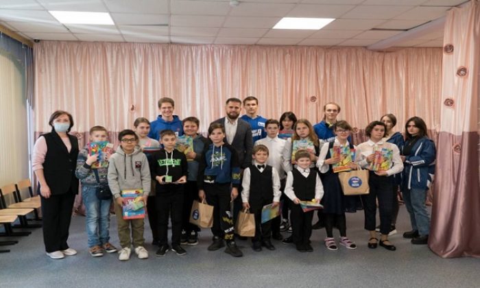 Камчатские единороссы передали более 110 наборов с канцелярскими принадлежностями нуждающимся школьникам