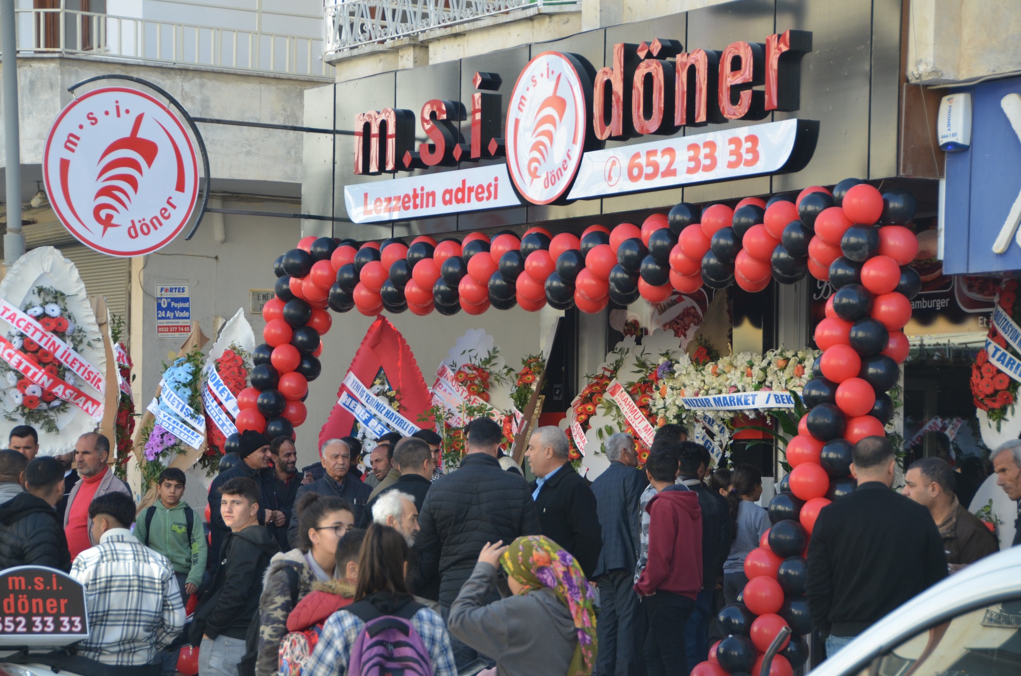 Bir 2 kişi, ayakta duran insanlar ve açık hava görseli olabilir