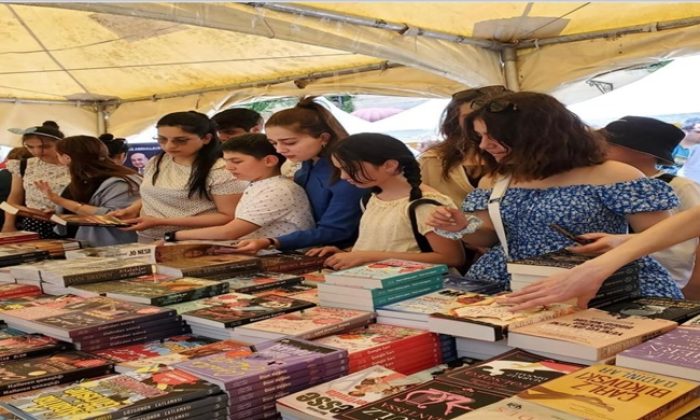 Dövlət Komitəsinin nəşrləri Milli Kitab Sərgisində maraqla qarşılanıb