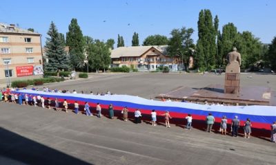 Lutugino LPR’de Birleşik Rusya aktivistleri 50 metrelik Rus bayrağını açtılar