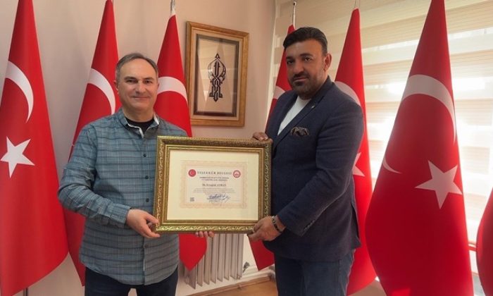 SERDENGEÇTİ DERNEĞİNDEN SU GRUP ENERJİ YÖNETİM KURULU BAŞKANI İŞ İNSANI ERTUĞRUL AYHAN`A TEŞEKKÜR BELGESİ