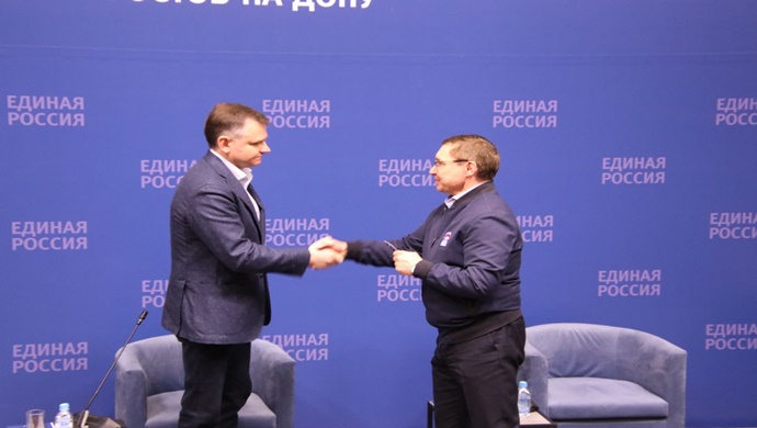 Владимир Якушев вручил партбилет «Единой России» врио губернатора Ростовской области Юрию Слюсарю