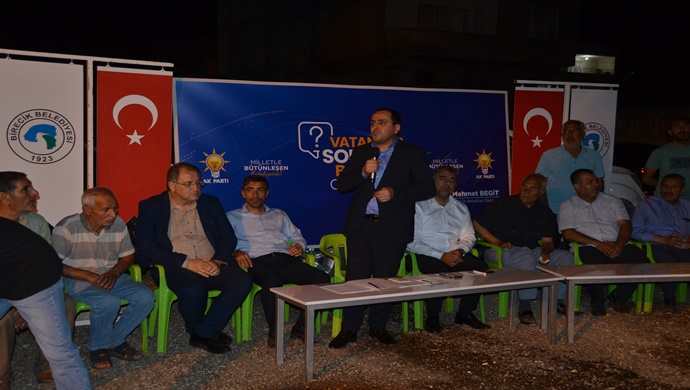 Birecik Belediye Başkanı Mehmet Begit, “Vatandaş Soruyor, Başkan Cevaplıyor” programı kapsamında Karşıyaka Mahallesinde hemşehrileriyle buluştu