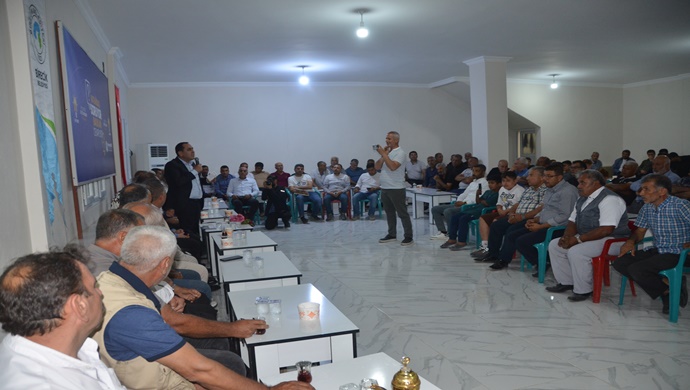 Birecik Belediye Başkanı Mehmet Begit, “Vatandaş Soruyor, Başkan Cevaplıyor” programı kapsamında Bağlarbaşı Mahallesinde hemşehrileriyle buluştu