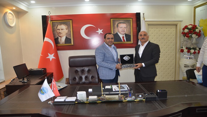 HİZMET-İŞ SENDİKASINDAN BİRECİK BELEDİYE BAŞKANI MEHMET BEGİT `E TEŞEKKÜR PLAKETİ