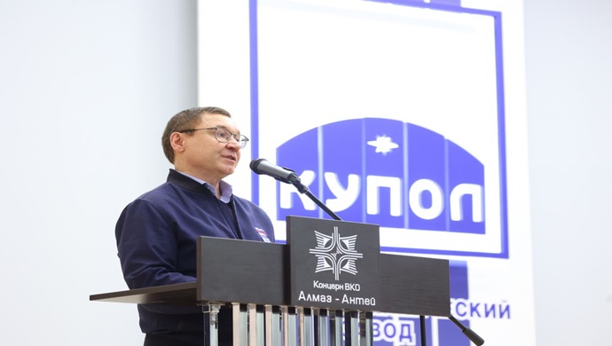 Владимир Якушев вручил партбилеты «Единой России» сотрудникам завода «Купол» в Ижевске
