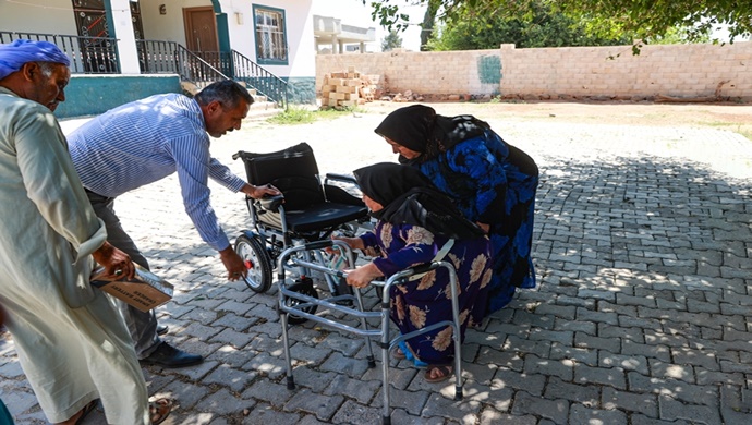 BAŞKAN ÖZYAVUZ AYSEL BATA’NIN AKÜLÜ SANDALYE İSTEĞİNİ YERİNE GETİRDİ