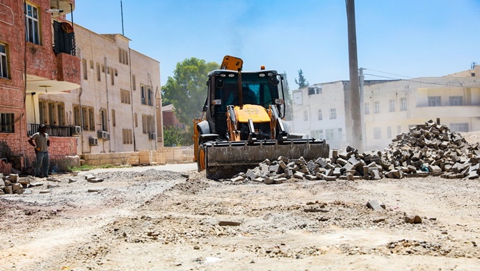 HARRAN İLÇE MERKEZİNDE KİLİTLİ PARKE TAŞI ÇALIŞMALARI SÜRÜYOR