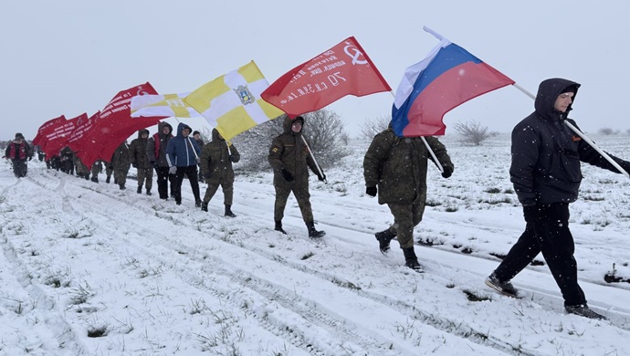 Stavropol Birleşik Rusya üyeleri, Strizhament Dağı’ndaki anıta tırmandı