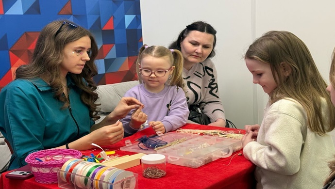 Smolensk’teki Birleşik Rusya kamu destek merkezinde büyük aileler için bir destek merkezi açıldı